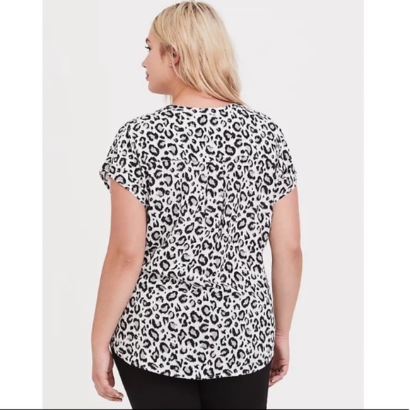 TORRID ⭐️ White Leopard Dolman Challis Blouse - Picture 2 of 5